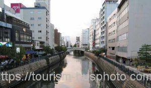 納屋橋から堀川を見る